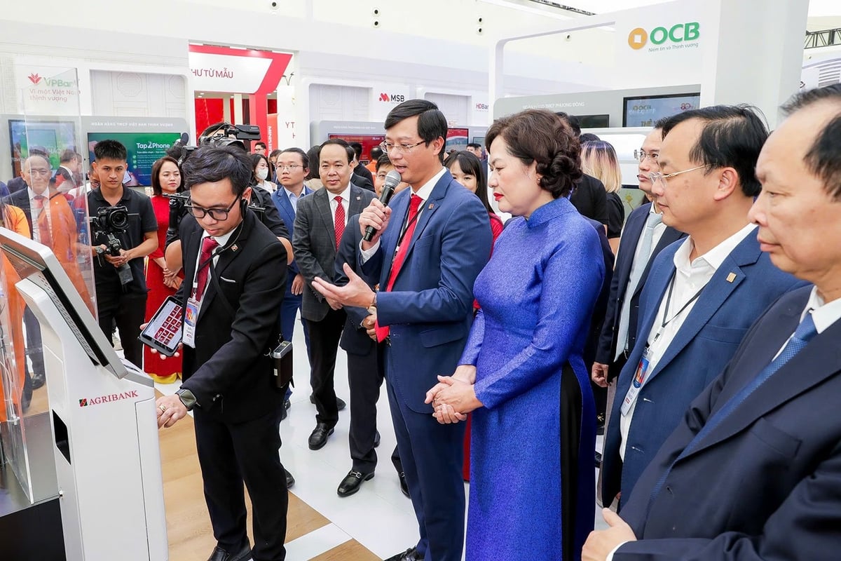 Đại diện Agribank, Phó Tổng Giám đốc Đỗ Đức Thành giới thiệu đến Thống đốc và đoàn đại biểu NHNN giải pháp Quầy giao dịch thông minh - thể hiện dấu ấn quan trọng trong công cuộc chuyển đổi số của Agribank. Ảnh: Anh Thư. Đại diện Agribank, Phó Tổng Giám đốc Đỗ Đức Thành giới thiệu đến Thống đốc và đoàn đại biểu NHNN giải pháp Quầy giao dịch thông minh - thể hiện dấu ấn quan trọng trong công cuộc chuyển đổi số của Agribank. Ảnh: Anh Thư.