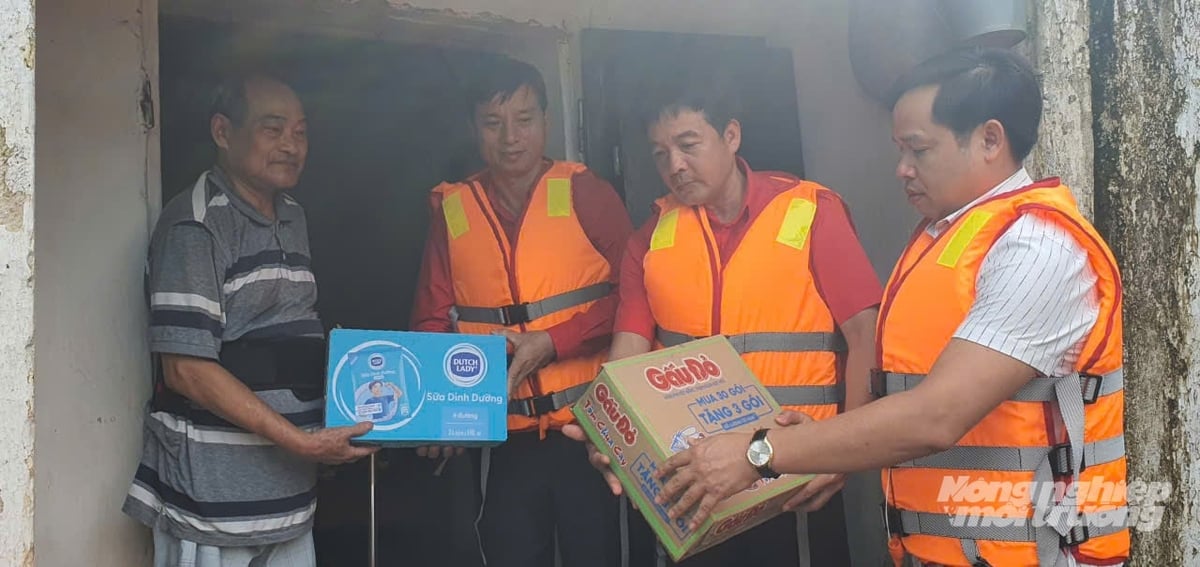 Hội Chữ thập đỏ tỉnh Ninh Bình và chính quyền địa phương thực hiện trao quà cứu trợ tại chỗ cho một số hộ dân thôn Nhân Phẩm. Ảnh: Xuân Hào. Hội Chữ thập đỏ tỉnh Ninh Bình và chính quyền địa phương thực hiện trao quà cứu trợ tại chỗ cho một số hộ dân thôn Nhân Phẩm. Ảnh: Xuân Hào.