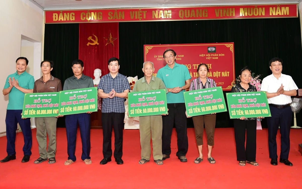 Các hộ gia đình có hoàn cảnh khó khăn của tỉnh Tuyên Quang được Hiệp hội phân bón Việt Nam hỗ trợ tặng nhà là động lực để họ vươn lên phát triển kinh tế gia đình. Ảnh: Đào Thanh. Các hộ gia đình có hoàn cảnh khó khăn của tỉnh Tuyên Quang được Hiệp hội phân bón Việt Nam hỗ trợ tặng nhà là động lực để họ vươn lên phát triển kinh tế gia đình. Ảnh: Đào Thanh.