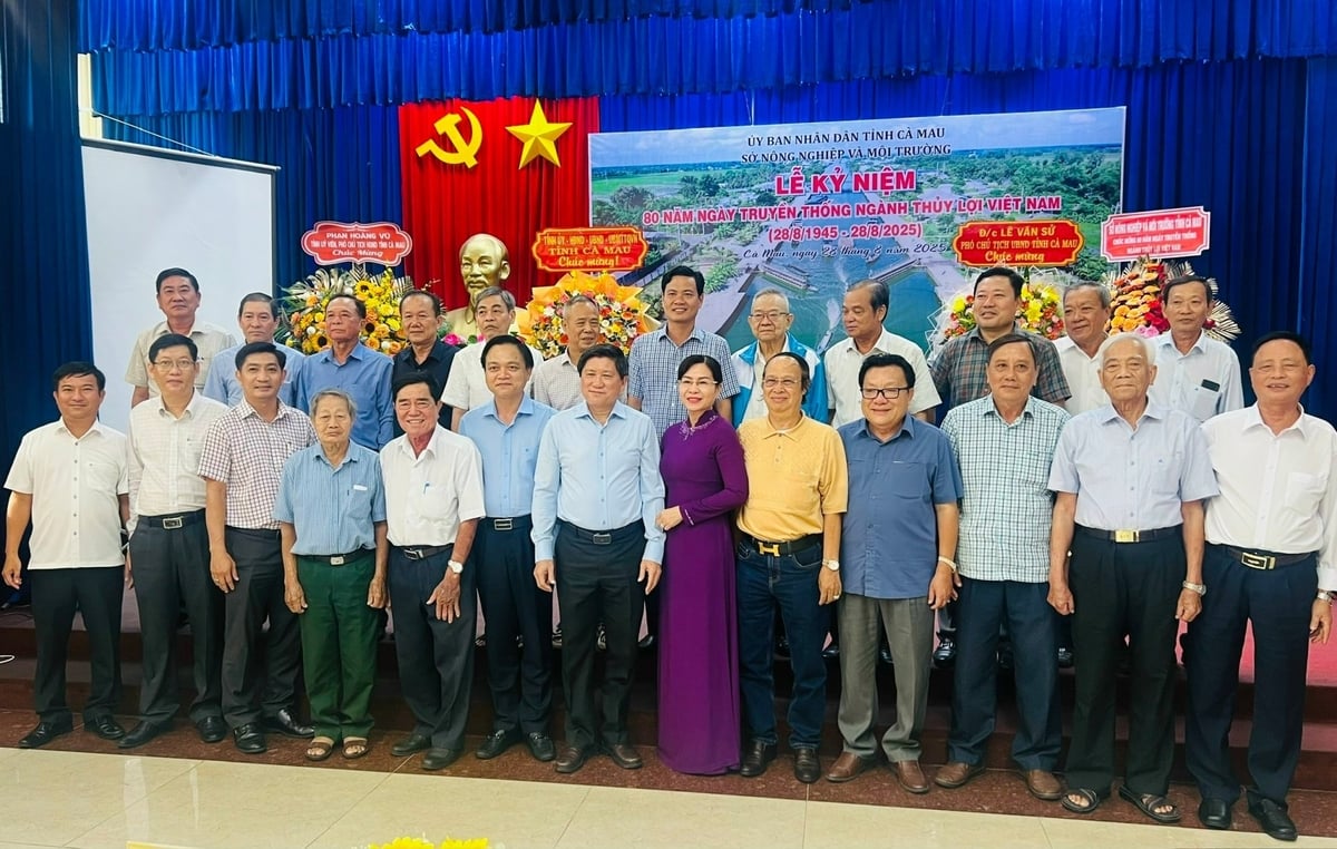 Lãnh đạo tỉnh chụp ảnh lưu niệm cùng nguyên lãnh đạo ngành thuỷ lợi Cà Mau qua các thời kỳ. Ảnh: Trọng Linh.