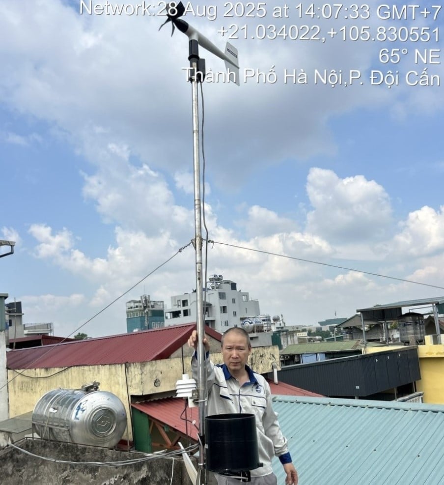 Cơ quan khí tượng thủy văn lắp đặt điểm quan trắc lưu động tại nhà người dân tình nguyện hỗ trợ. Ảnh: HMSTS.