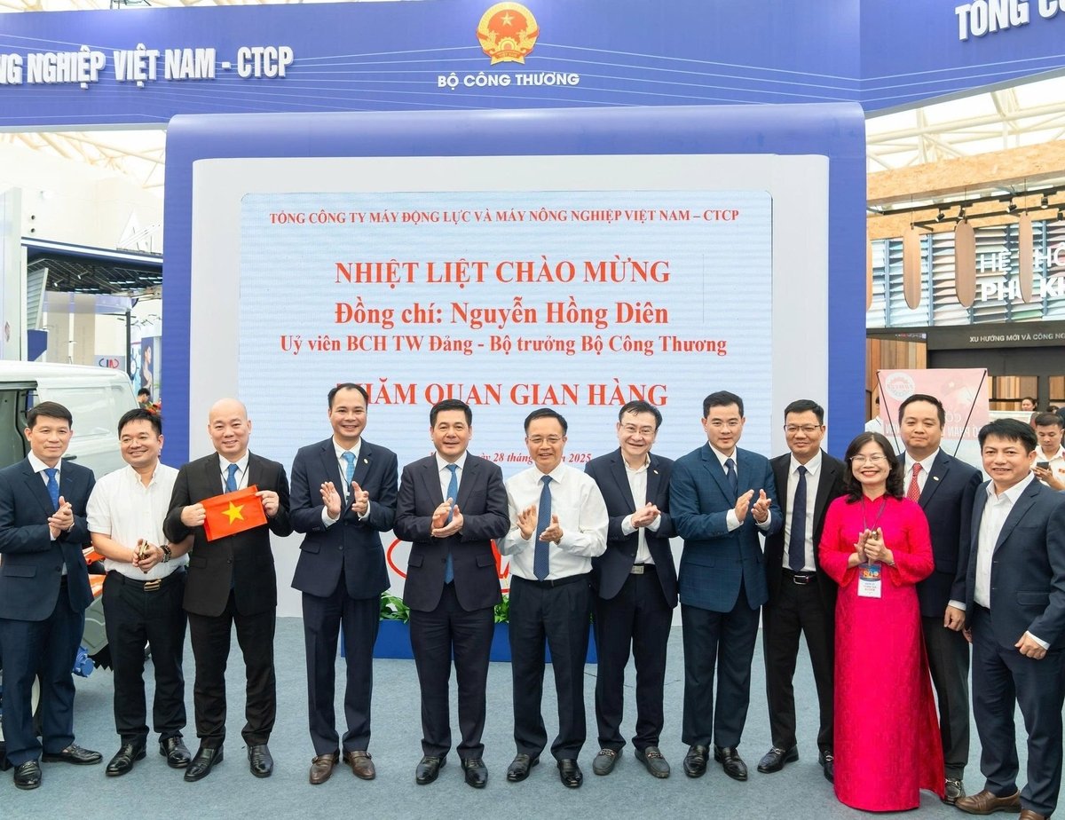 Ủy viên BCH TW Đảng, Bộ trưởng Bộ Công Thương - Nguyễn Hồng Diên đến thăm quan gian hàng của Tổng Công ty. Ảnh: VEAM. Ủy viên BCH TW Đảng, Bộ trưởng Bộ Công Thương - Nguyễn Hồng Diên đến thăm quan gian hàng của Tổng Công ty. Ảnh: VEAM.