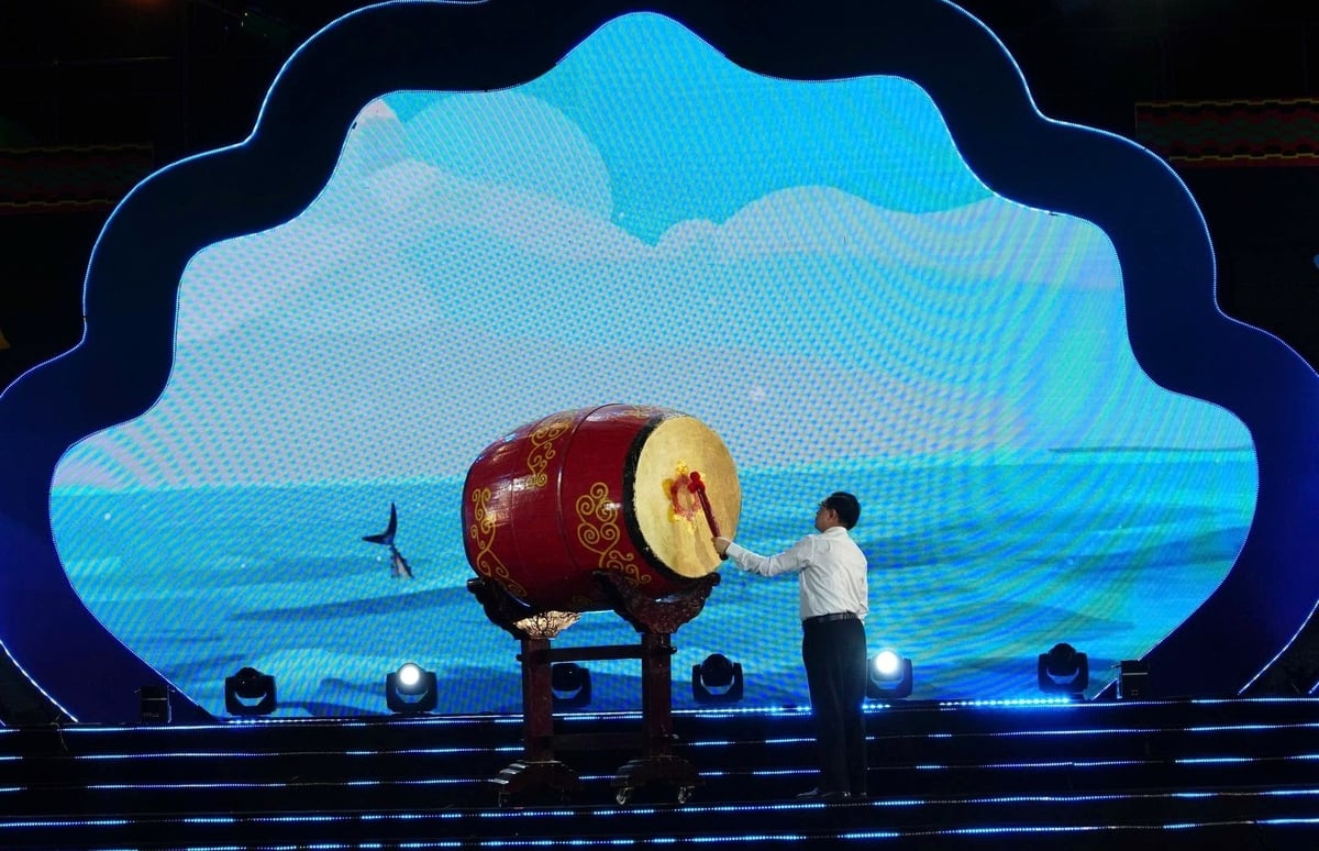Ông Hồ Quốc Dũng, Bí thư Tỉnh ủy Gia Lai, đánh trống khai mạc lễ hội. Ảnh: V.Đ.T. Ông Hồ Quốc Dũng, Bí thư Tỉnh ủy Gia Lai, đánh trống khai mạc lễ hội. Ảnh: V.Đ.T.
