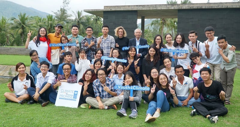 Giáo sư Trần Thục cùng chuyên gia trong nước, quốc tế hướng dẫn các bạn trẻ hoàn thành báo cáo đặc biệt 'Thanh niên Việt Nam hành động vì biến đổi khí hậu'. Ảnh: UNDP. Giáo sư Trần Thục cùng chuyên gia trong nước, quốc tế hướng dẫn các bạn trẻ hoàn thành báo cáo đặc biệt 'Thanh niên Việt Nam hành động vì biến đổi khí hậu'. Ảnh: UNDP.
