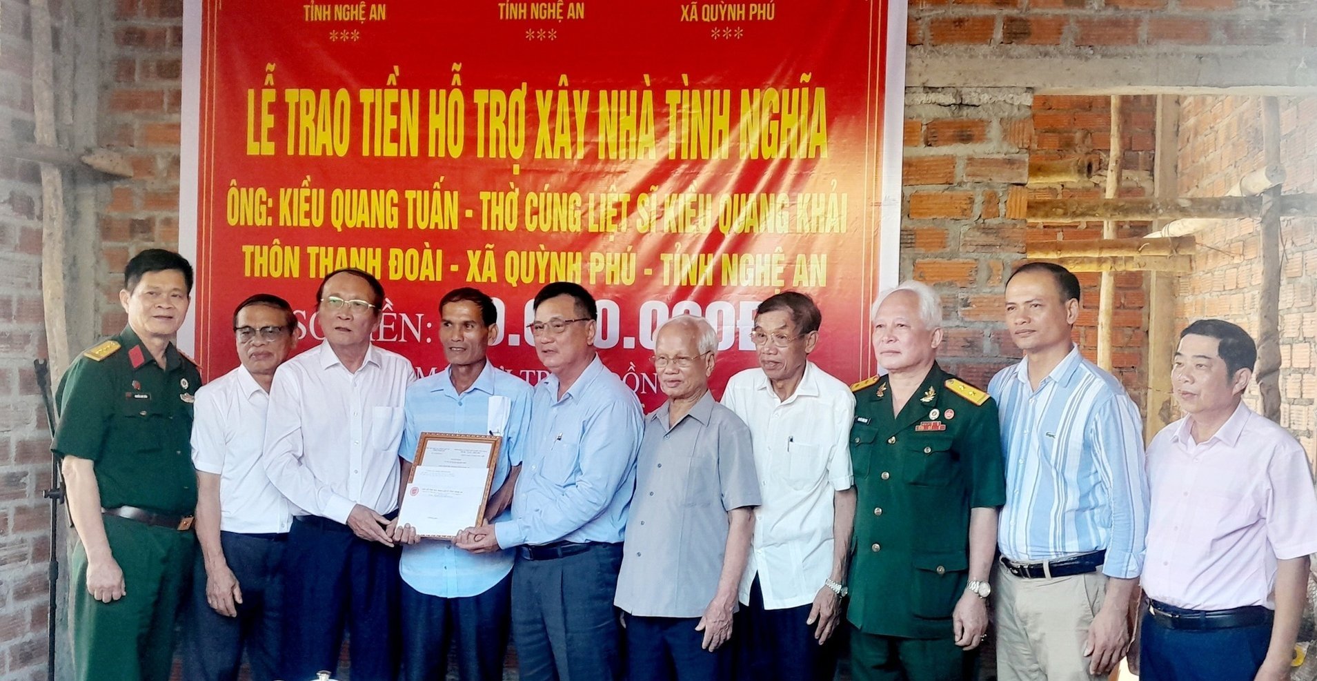 Hội Hỗ trợ gia đình Liệt sỹ tỉnh Nghệ An và Công ty TNHH Hồng Đào trao kinh phí và quà đến gia đình ông Kiều Quang Tuấn hiện đang thờ cúng liệt sỹ Kiều Quang Khải. Ảnh: Hữu Tình. Hội Hỗ trợ gia đình Liệt sỹ tỉnh Nghệ An và Công ty TNHH Hồng Đào trao kinh phí và quà đến gia đình ông Kiều Quang Tuấn hiện đang thờ cúng liệt sỹ Kiều Quang Khải. Ảnh: Hữu Tình.