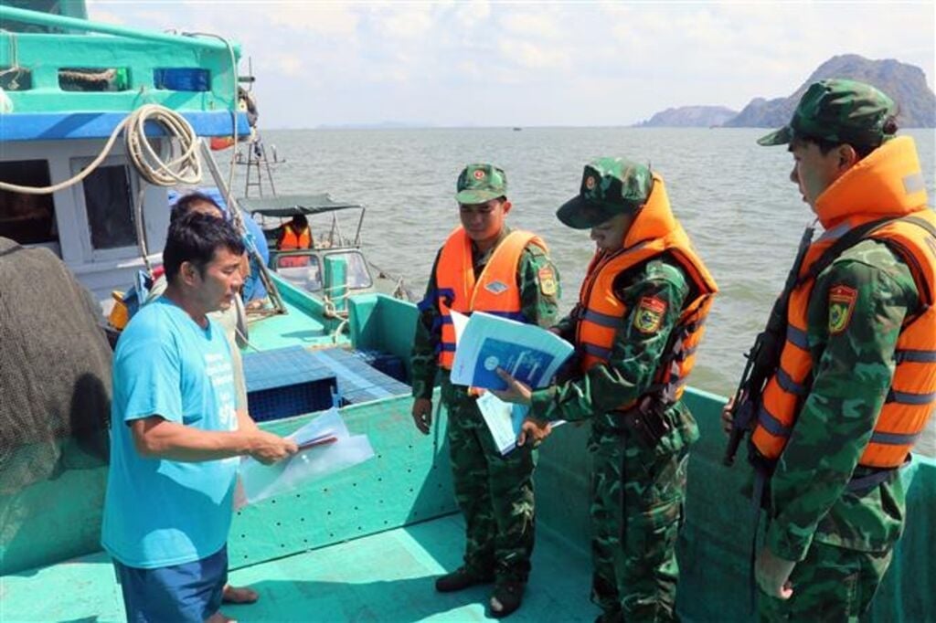 Bộ đội Biên phòng kiểm tra tàu cá hoạt động khai thác đánh bắt trên ngư trường. Ảnh: Văn Danh.