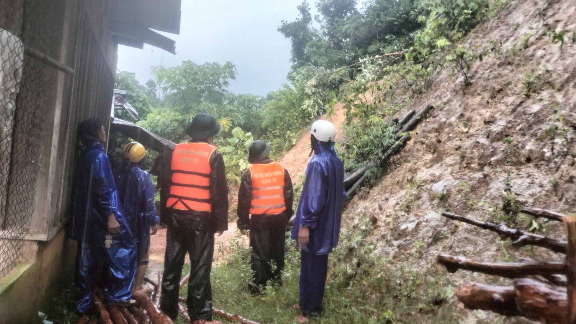 Khu vực nguy cơ cao xảy ra sạt lở tại thôn Cù Bai, xã Hướng Lập. Ảnh: C.T.V. Khu vực nguy cơ cao xảy ra sạt lở tại thôn Cù Bai, xã Hướng Lập. Ảnh: C.T.V.