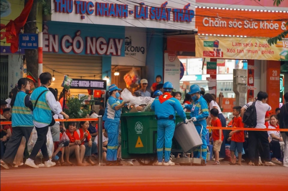 Công nhân Công ty TNHH MTV môi trường đô thị Hà Nội (Urenco) làm nhiệm vụ đêm 29/8. Ảnh: Ngọc Hiệp. Công nhân Công ty TNHH MTV môi trường đô thị Hà Nội (Urenco) làm nhiệm vụ đêm 29/8. Ảnh: Ngọc Hiệp.