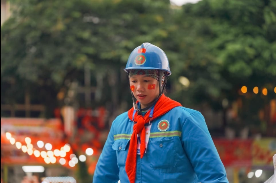 Cờ trên vai, cờ trên má và cờ ở trong tim. Ảnh: Ngọc Hiệp. Cờ trên vai, cờ trên má và cờ ở trong tim. Ảnh: Ngọc Hiệp.