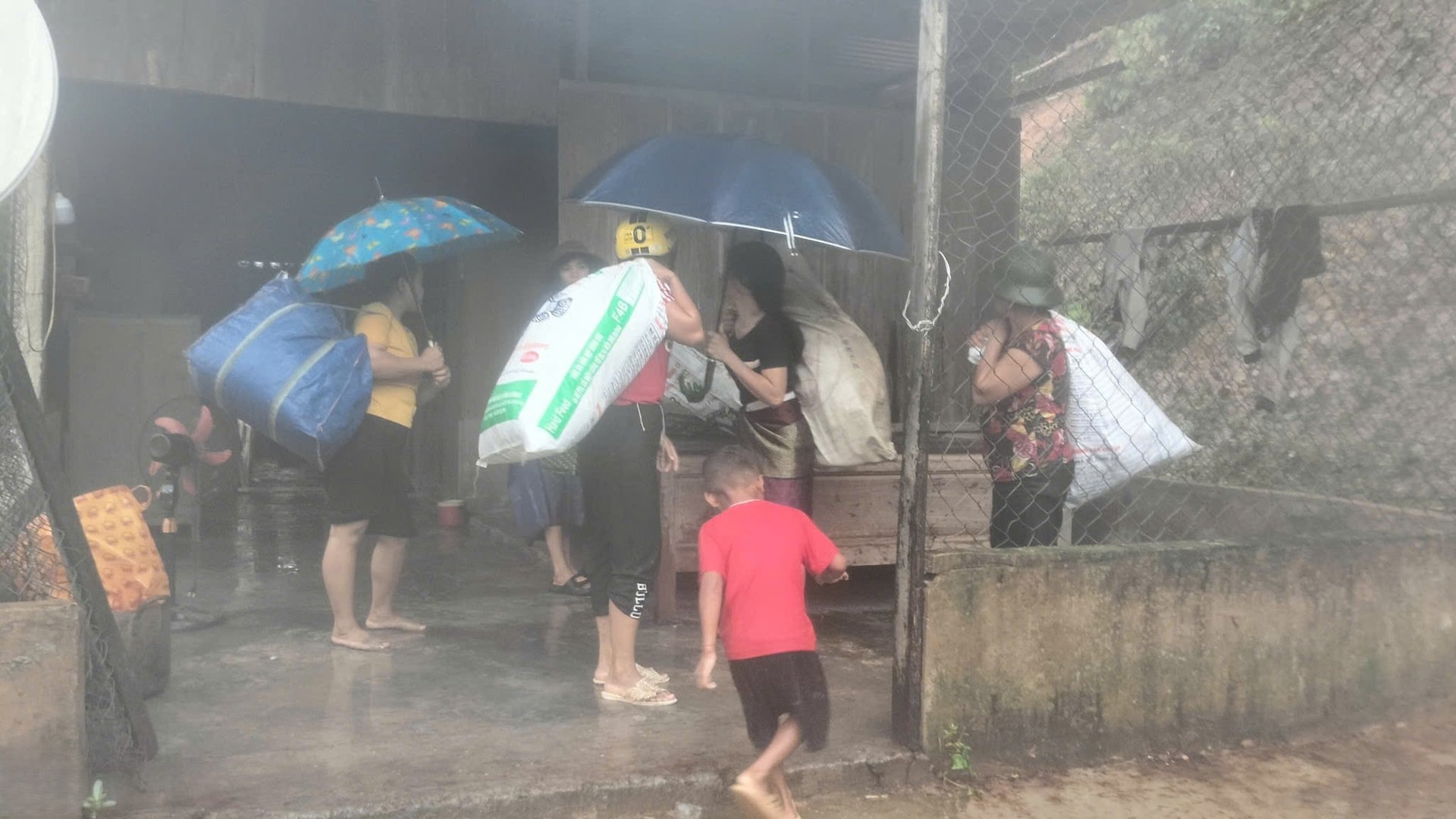 Khẩn trương di dời người dân ra khỏi khu vực nguy hiểm. Ảnh: C.T.V. Khẩn trương di dời người dân ra khỏi khu vực nguy hiểm. Ảnh: C.T.V.