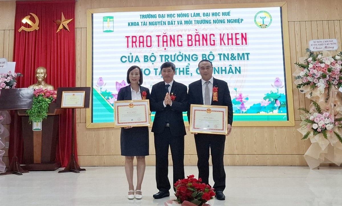 Khoa Tài nguyên đất và Môi trường nông nghiệp nhận bằng khen của Bộ Tài nguyên và Môi trường (nay là Bộ Nông nghiệp và Môi trường). Ảnh: Văn Dinh. Khoa Tài nguyên đất và Môi trường nông nghiệp nhận bằng khen của Bộ Tài nguyên và Môi trường (nay là Bộ Nông nghiệp và Môi trường). Ảnh: Văn Dinh.