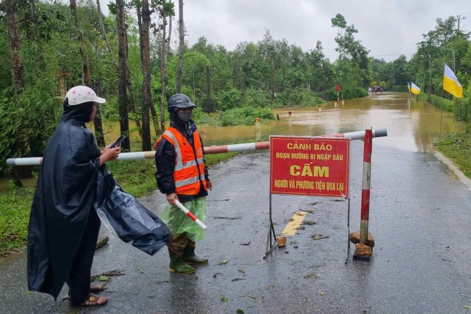 Chính quyền lập rào chắn cảnh báo. Ảnh: Hưng Phúc. Chính quyền lập rào chắn cảnh báo. Ảnh: Hưng Phúc.