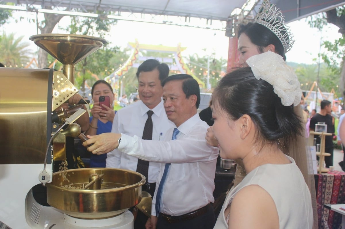 Ông Nguyễn Tuấn Thanh, Phó Chủ tịch Thường trực UBND tỉnh Gia Lai (đứng giữa), trải nghiệm xay cà phê. Ảnh: V.Đ.T. Ông Nguyễn Tuấn Thanh, Phó Chủ tịch Thường trực UBND tỉnh Gia Lai (đứng giữa), trải nghiệm xay cà phê. Ảnh: V.Đ.T.