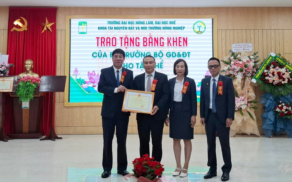 Khoa Tài nguyên đất và Môi trường nông nghiệp nhận bằng khen của Bộ Giáo dục và Đào tạo. Ảnh: Văn Dinh. Khoa Tài nguyên đất và Môi trường nông nghiệp nhận bằng khen của Bộ Giáo dục và Đào tạo. Ảnh: Văn Dinh.