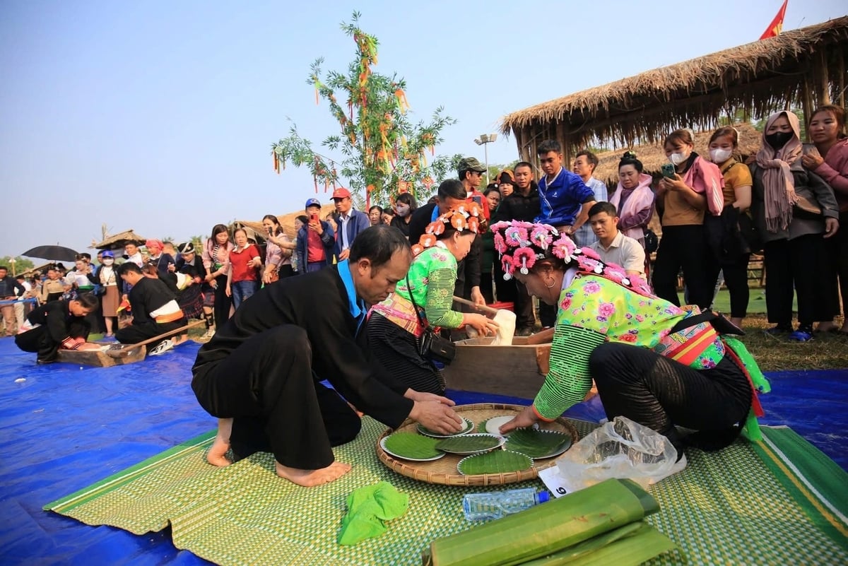 Trong khuôn khổ Festival, người dân và du khách được trải nghiệm hoạt động giã bánh dày. Ảnh: H.C. Trong khuôn khổ Festival, người dân và du khách được trải nghiệm hoạt động giã bánh dày. Ảnh: H.C.
