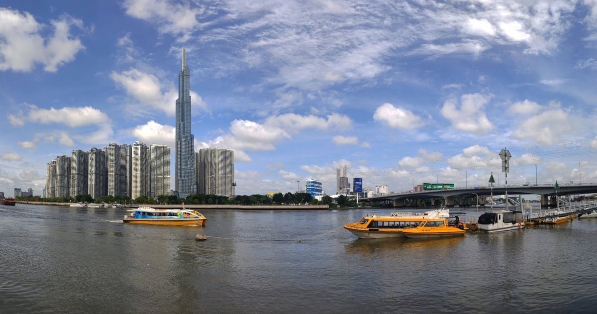 Trung tâm TP.HCM nhìn từ sông Sài Gòn. Ảnh: Hồng Nga