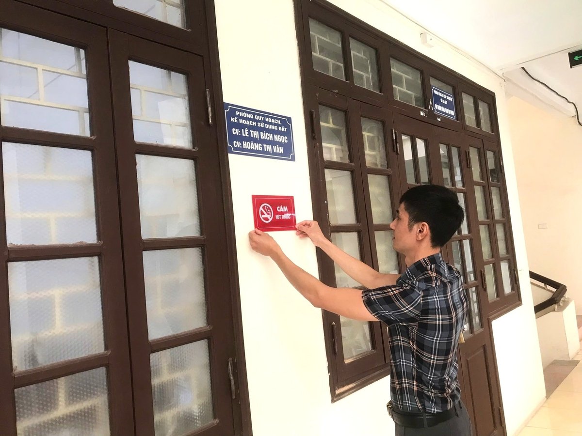 Biển 'Cấm hút thuốc' được dán tại các công sở. Ảnh: Trung Dũng. Biển 'Cấm hút thuốc' được dán tại các công sở. Ảnh: Trung Dũng.