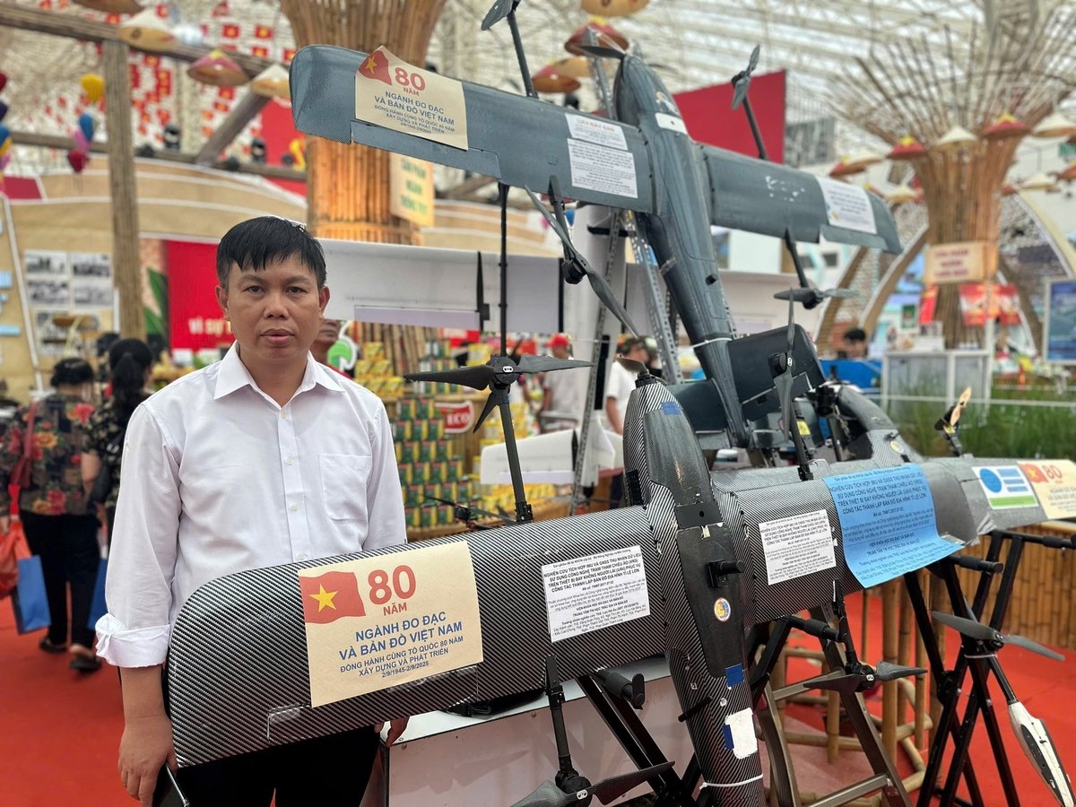 Thạc sĩ Lưu Hải Âu giới thiệu bộ thiết bị bay cất hạ cánh thẳng đứng do nhóm phát triển. Ảnh: Nguyễn Thủy. Thạc sĩ Lưu Hải Âu giới thiệu bộ thiết bị bay cất hạ cánh thẳng đứng do nhóm phát triển. Ảnh: Nguyễn Thủy.