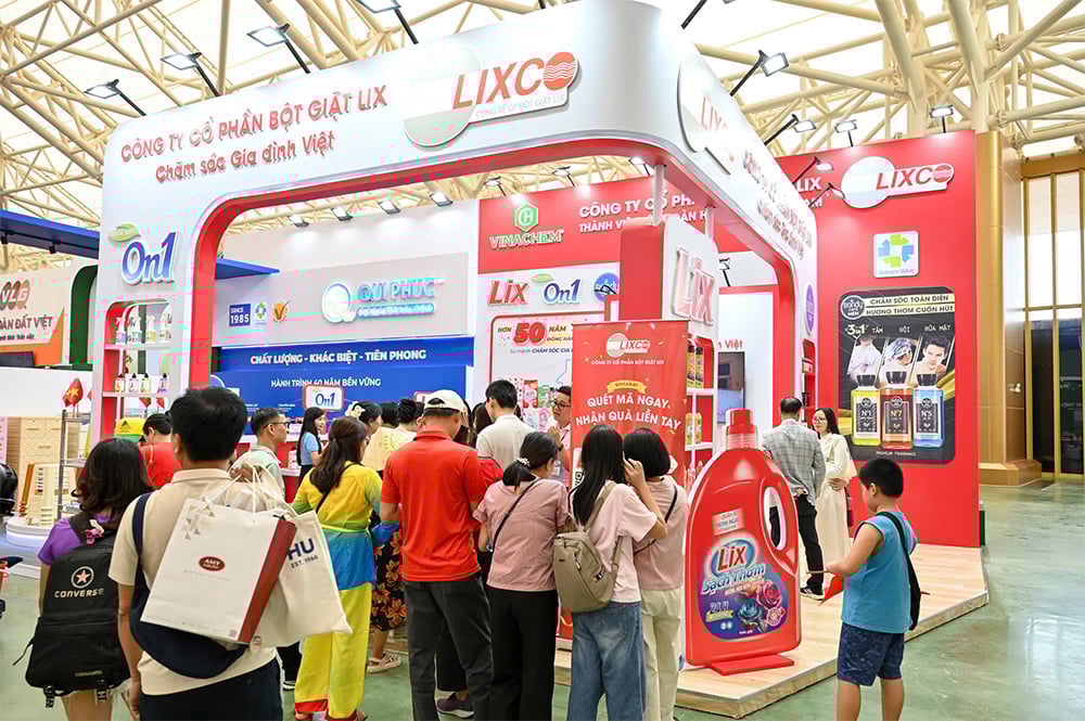 Gian hàng của LIXCO thu hút đông đảo khách hàng tham quan. Ảnh: LIXCO. Gian hàng của LIXCO thu hút đông đảo khách hàng tham quan. Ảnh: LIXCO.