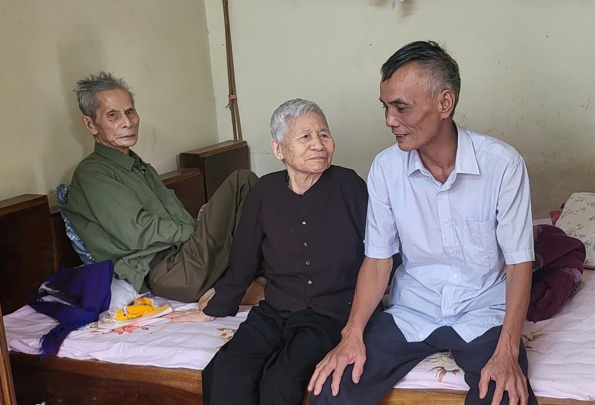 Ông Phạm Tiến Mạnh (áo trắng) - nguyên Phó Giám đốc Nông trường Quốc doanh Điện Biên giai đoạn 1989 - 1994 và vợ chồng chiến sĩ Điện Biên Phạm Phú Thuyên, nguyên cán bộ kỹ thuật Nông trường Quốc doanh Điện Biên thời kỳ đầu. Ảnh: Trần Hương. Ông Phạm Tiến Mạnh (áo trắng) - nguyên Phó Giám đốc Nông trường Quốc doanh Điện Biên giai đoạn 1989 - 1994 và vợ chồng chiến sĩ Điện Biên Phạm Phú Thuyên, nguyên cán bộ kỹ thuật Nông trường Quốc doanh Điện Biên thời kỳ đầu. Ảnh: Trần Hương.