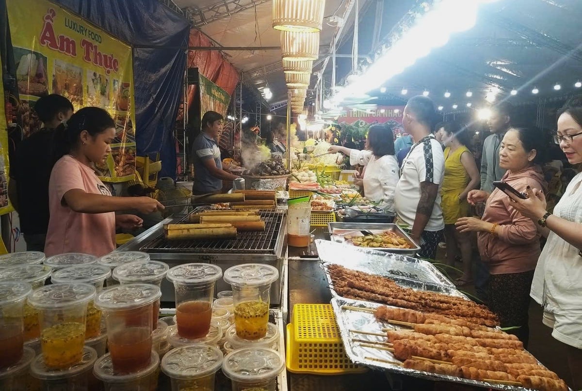 Không khí nhộn nhịp tại một gian hàng ẩm thực, nơi các món nướng và đồ ăn truyền thống được bày bán hấp dẫn. Ảnh: Trần Thọ. Không khí nhộn nhịp tại một gian hàng ẩm thực, nơi các món nướng và đồ ăn truyền thống được bày bán hấp dẫn. Ảnh: Trần Thọ.