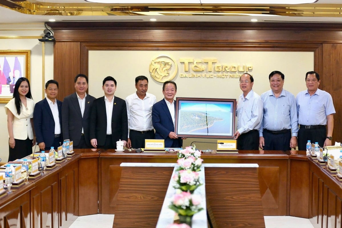 Lãnh đạo tỉnh Cà Mau tặng quà cho lãnh đạo Tập đoàn T&T Group tại buổi làm việc. Ảnh: T&T Group. Lãnh đạo tỉnh Cà Mau tặng quà cho lãnh đạo Tập đoàn T&T Group tại buổi làm việc. Ảnh: T&T Group.