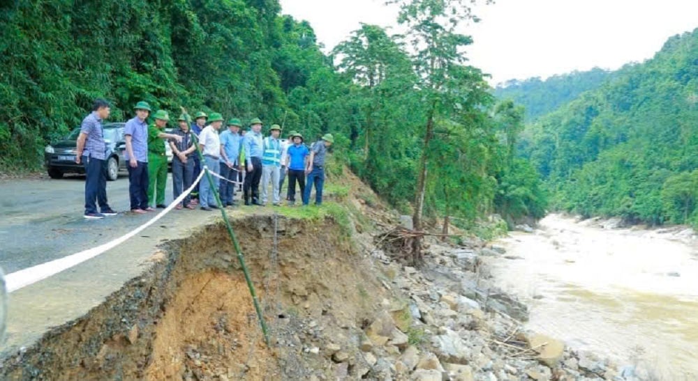 Phó Chủ tịch UBND tỉnh Thanh Hóa Mai Xuân Liêm yêu cầu các sở, ban, ngành huy động nhân lực, vật tư, phương tiện, xử lý các vị trí bị sạt lở. Ảnh: Lê Lợi. Phó Chủ tịch UBND tỉnh Thanh Hóa Mai Xuân Liêm yêu cầu các sở, ban, ngành huy động nhân lực, vật tư, phương tiện, xử lý các vị trí bị sạt lở. Ảnh: Lê Lợi.