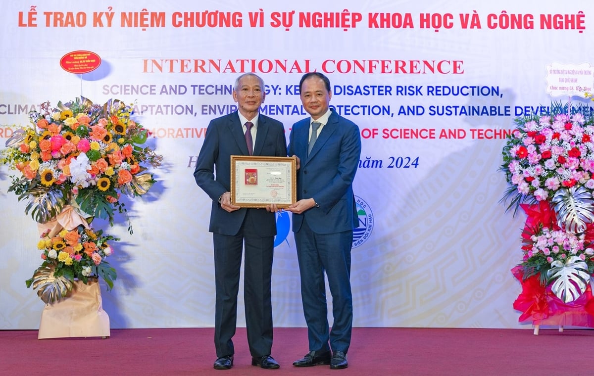 Năm 2024, Giáo sư Trần Thục vinh dự nhận Kỷ niệm chương Vì sự nghiệp Khoa học công nghệ, ghi nhận cho những đóng góp trọn đời của ông cho khoa học nước nhà. Ảnh: Trung Nguyên. Năm 2024, Giáo sư Trần Thục vinh dự nhận Kỷ niệm chương Vì sự nghiệp Khoa học công nghệ, ghi nhận cho những đóng góp trọn đời của ông cho khoa học nước nhà. Ảnh: Trung Nguyên.
