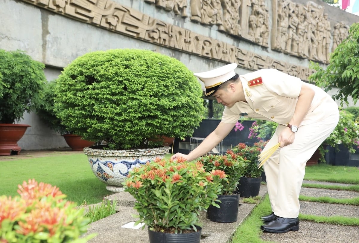Trung tướng Mai Hoàng - Giám đốc Công an TP.HCM thắp hương tưởng nhớ và tri ân. Ảnh: Đình Du. Trung tướng Mai Hoàng - Giám đốc Công an TP.HCM thắp hương tưởng nhớ và tri ân. Ảnh: Đình Du.