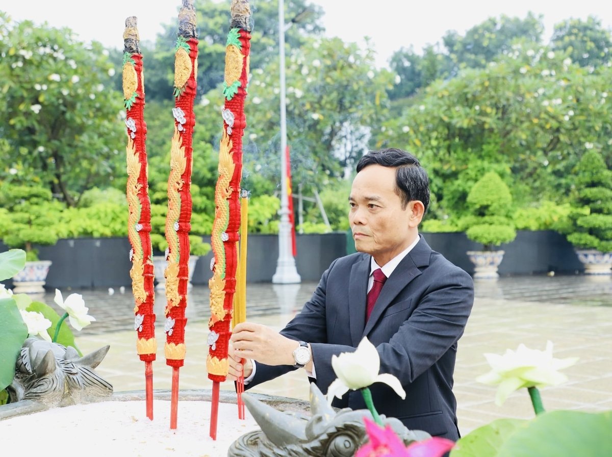 Bí thư Thành ủy TP.HCM Trần Lưu Quang dâng hương tưởng nhớ công ơn các bậc lão thành cách mạng, Mẹ Việt Nam anh hùng và Anh hùng liệt sĩ. Ảnh: Đình Du. Bí thư Thành ủy TP.HCM Trần Lưu Quang dâng hương tưởng nhớ công ơn các bậc lão thành cách mạng, Mẹ Việt Nam anh hùng và Anh hùng liệt sĩ. Ảnh: Đình Du.