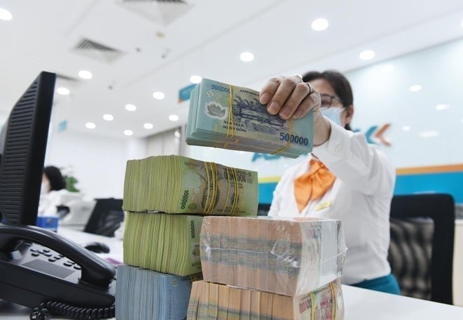 Ngân hàng làm xuyên lễ để kịp thời tặng quà Quốc khánh 2/9 cho dân. Ảnh: Lê Vũ. Ngân hàng làm xuyên lễ để kịp thời tặng quà Quốc khánh 2/9 cho dân. Ảnh: Lê Vũ.