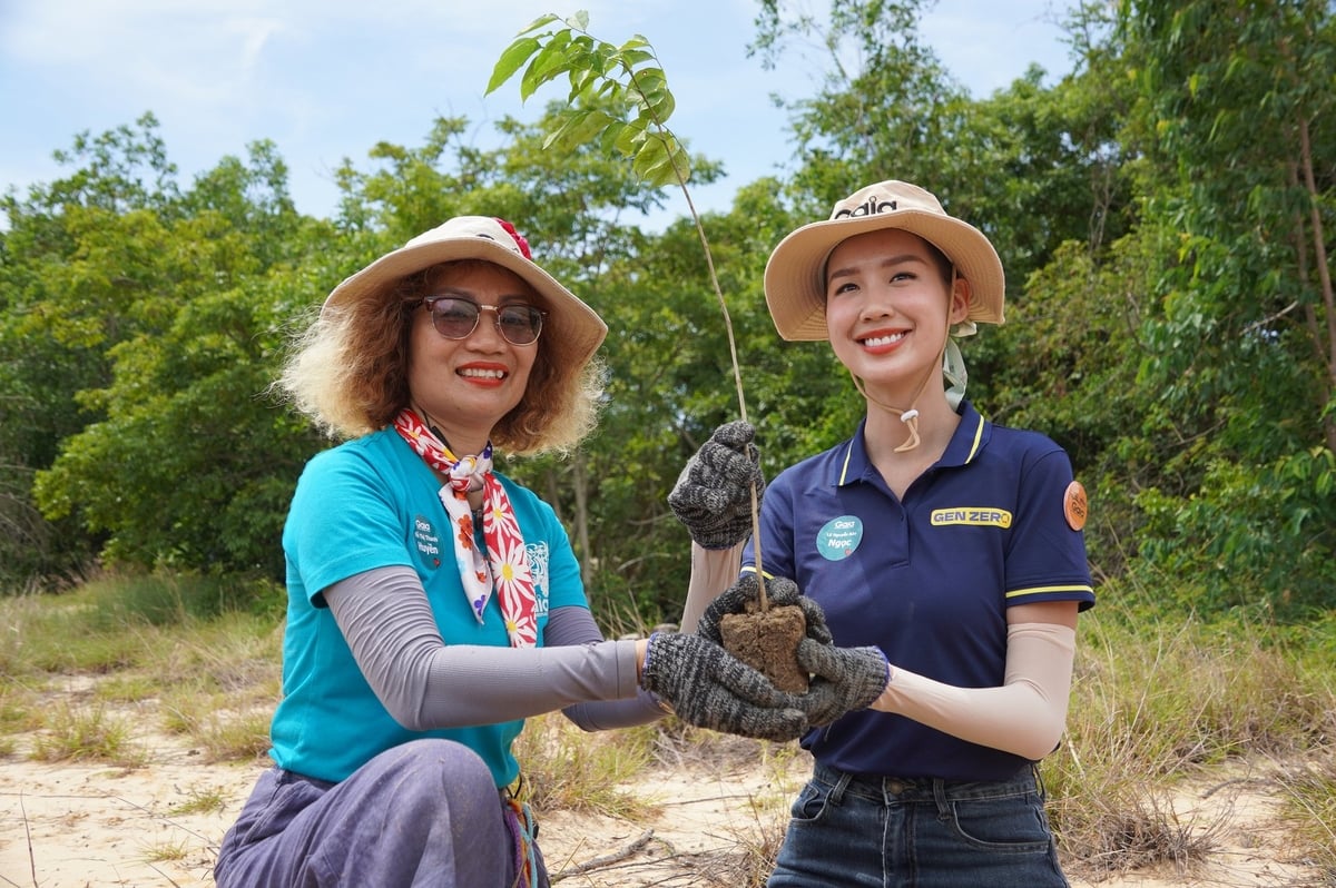 Hoa hậu Lê Nguyễn Bảo Ngọc, nhà sáng lập Chương trình Gen Zero cùng bà Đỗ Thị Thanh Huyền, Giám đốc Trung tâm Bảo tồn Thiên nhiên Gaia (bên trái) tham gia trồng cây tại Khu Bảo tồn Thiên Nhiên Tà Kóu (Lâm Đồng). Ảnh: Nguyễn Thủy. Hoa hậu Lê Nguyễn Bảo Ngọc, nhà sáng lập Chương trình Gen Zero cùng bà Đỗ Thị Thanh Huyền, Giám đốc Trung tâm Bảo tồn Thiên nhiên Gaia (bên trái) tham gia trồng cây tại Khu Bảo tồn Thiên Nhiên Tà Kóu (Lâm Đồng). Ảnh: Nguyễn Thủy.