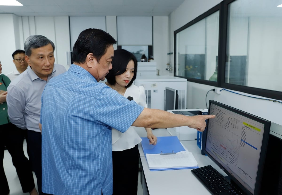 Phó Chủ tịch Quốc hội Lê Minh Hoan kiểm tra dữ liệu quan trắc được phân tích. Ảnh: Khương Trung. Phó Chủ tịch Quốc hội Lê Minh Hoan kiểm tra dữ liệu quan trắc được phân tích. Ảnh: Khương Trung.