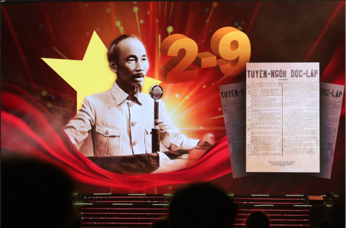 Ngày 2/9/1945, tại Quảng trường Ba Đình (Hà Nội), Chủ tịch Hồ Chí Minh thay mặt Chính phủ lâm thời trịnh trọng đọc bản Tuyên ngôn độc lập khai sinh nước Việt nam dân chủ cộng hòa. 