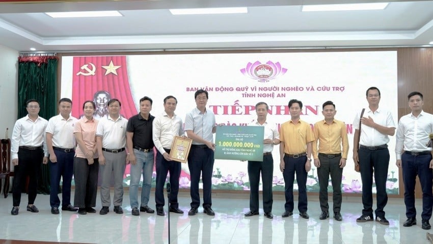 Ông Nguyễn Mạnh Kha trao hỗ trợ các hộ dân bị ảnh hưởng do cơn bão số 5 tại tỉnh Nghệ An với sự tiếp nhận của đồng chí Nguyễn Đức Thanh - Phó Chủ tịch Ủy ban Mặt trận Tổ quốc Việt Nam (MTTQ) tỉnh Nghệ An. Ảnh: Petrovietnam.
