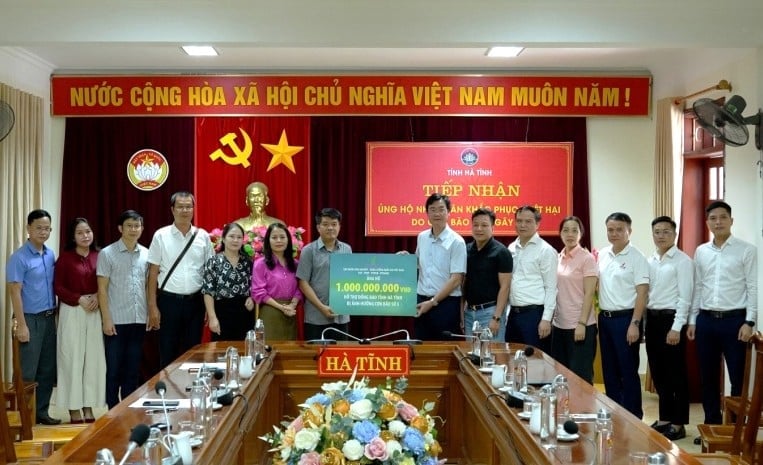 Ông Nguyễn Mạnh Kha cùng đại diện các đơn vị đã trao hỗ trợ cho người dân tỉnh Hà Tĩnh chịu thiệt hại do cơn bão số 5 gây ra với sự tiếp nhận của đồng chí Trần Nhật Tân - Chủ tịch Ủy ban MTTQ tỉnh Hà Tĩnh. Ảnh: Petrovietnam.