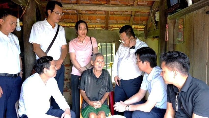 Ông Nguyễn Mạnh Kha - Ủy viên BCH Tổng Liên đoàn Lao động Việt Nam, Ủy viên BCH Đảng bộ Tập đoàn, Phó Chủ tịch Thường trực Công đoàn Petrovietnam cùng các đơn vị, đã đến từng hộ gia đình trao những phần quà thiết thực nhằm giúp đỡ bà con ổn định cuộc sống. Ảnh: Petrovietnam.