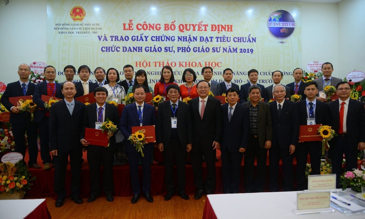 Giáo sư Trần Thục từng đảm nhận vị trí Chủ tịch Hội đồng Giáo sư ngành Thủy lợi nhiệm kỳ 2018 - 2023 và hướng dẫn nhiều nghiên cứu sinh thực hiện các đề tài khoa học về khí tượng thủy văn, biến đổi khí hậu. Ảnh: Hoài Linh. Giáo sư Trần Thục từng đảm nhận vị trí Chủ tịch Hội đồng Giáo sư ngành Thủy lợi nhiệm kỳ 2018 - 2023 và hướng dẫn nhiều nghiên cứu sinh thực hiện các đề tài khoa học về khí tượng thủy văn, biến đổi khí hậu. Ảnh: Hoài Linh.