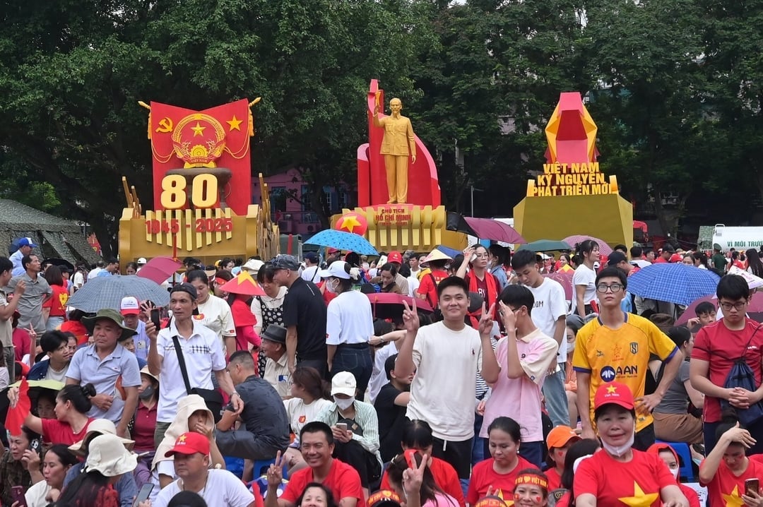 Triển khai tặng và thực hiện chuyển phần quà đến người dân bằng biện pháp phù hợp (chuyển khoản hoặc trực tiếp) trong thời gian sớm nhất có thể, xong trước ngày Quốc khánh 2/9. Ảnh: Tùng Đinh. Triển khai tặng và thực hiện chuyển phần quà đến người dân bằng biện pháp phù hợp (chuyển khoản hoặc trực tiếp) trong thời gian sớm nhất có thể, xong trước ngày Quốc khánh 2/9. Ảnh: Tùng Đinh.