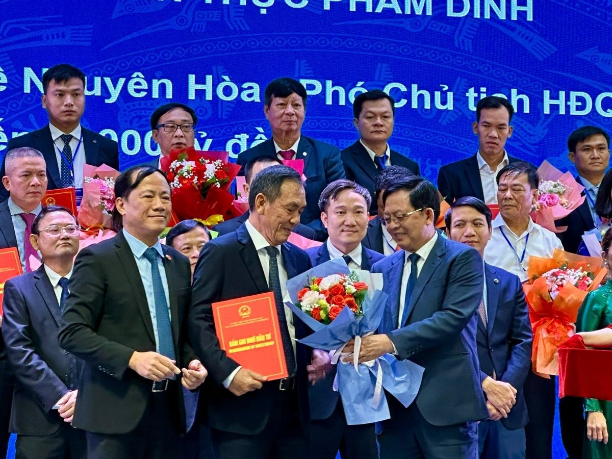 Đại diện Nutifood nhận hoa của lãnh đạo tỉnh Gia Lai tại Hội nghị xúc tiến đầu tư tỉnh Gia Lai. Ảnh: Nutifood. Đại diện Nutifood nhận hoa của lãnh đạo tỉnh Gia Lai tại Hội nghị xúc tiến đầu tư tỉnh Gia Lai. Ảnh: Nutifood.