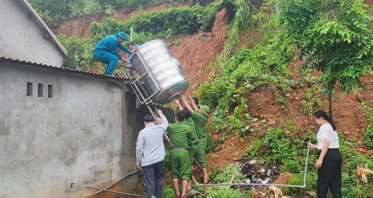 Di dời tài sản cho người dân trước nguy cơ xảy ra sạt lở đất tại xã Tam Thái, tỉnh Nghệ An. Ảnh: Phạm Tuân. Di dời tài sản cho người dân trước nguy cơ xảy ra sạt lở đất tại xã Tam Thái, tỉnh Nghệ An. Ảnh: Phạm Tuân.