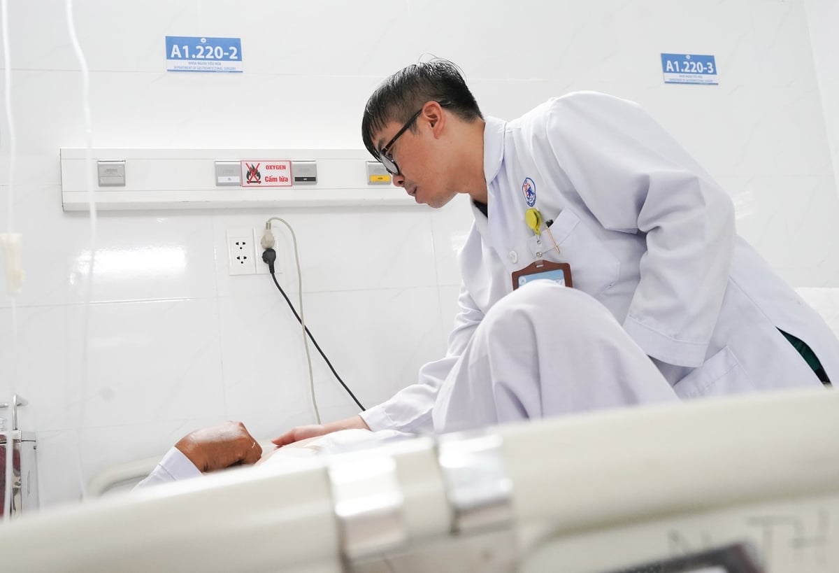 BS.CK1. Lê Tiến Dũng, Khoa Ngoại Tiêu hóa kiểm tra tình trạng bệnh nhân bị áp xe gan do nuốt xương. Ảnh: Bệnh viện Thống Nhất. BS.CK1. Lê Tiến Dũng, Khoa Ngoại Tiêu hóa kiểm tra tình trạng bệnh nhân bị áp xe gan do nuốt xương. Ảnh: Bệnh viện Thống Nhất.