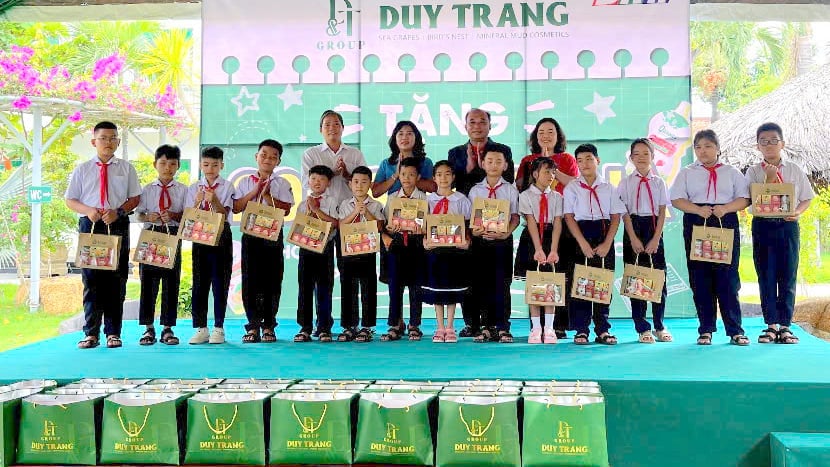 DT Group tặng quà cho các học sinh tiểu học trước thềm năm học mới. Ảnh: DT Group. DT Group tặng quà cho các học sinh tiểu học trước thềm năm học mới. Ảnh: DT Group.