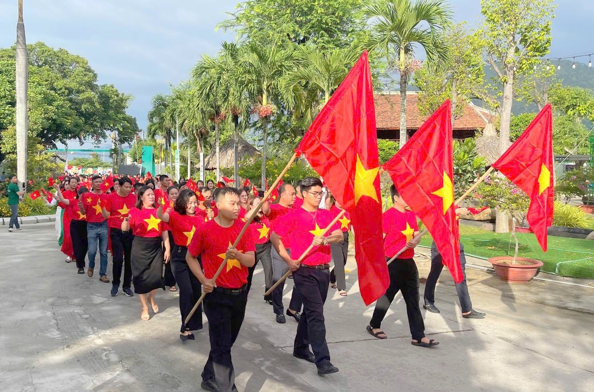Hàng trăm cán bộ, công nhân viên của DT Group đã diễu hành và chào cờ nhằm kỷ niệm 80 năm Cách mạng tháng Tám và Quốc Khánh 2/9. Ảnh: DT. Group. Hàng trăm cán bộ, công nhân viên của DT Group đã diễu hành và chào cờ nhằm kỷ niệm 80 năm Cách mạng tháng Tám và Quốc Khánh 2/9. Ảnh: DT. Group.