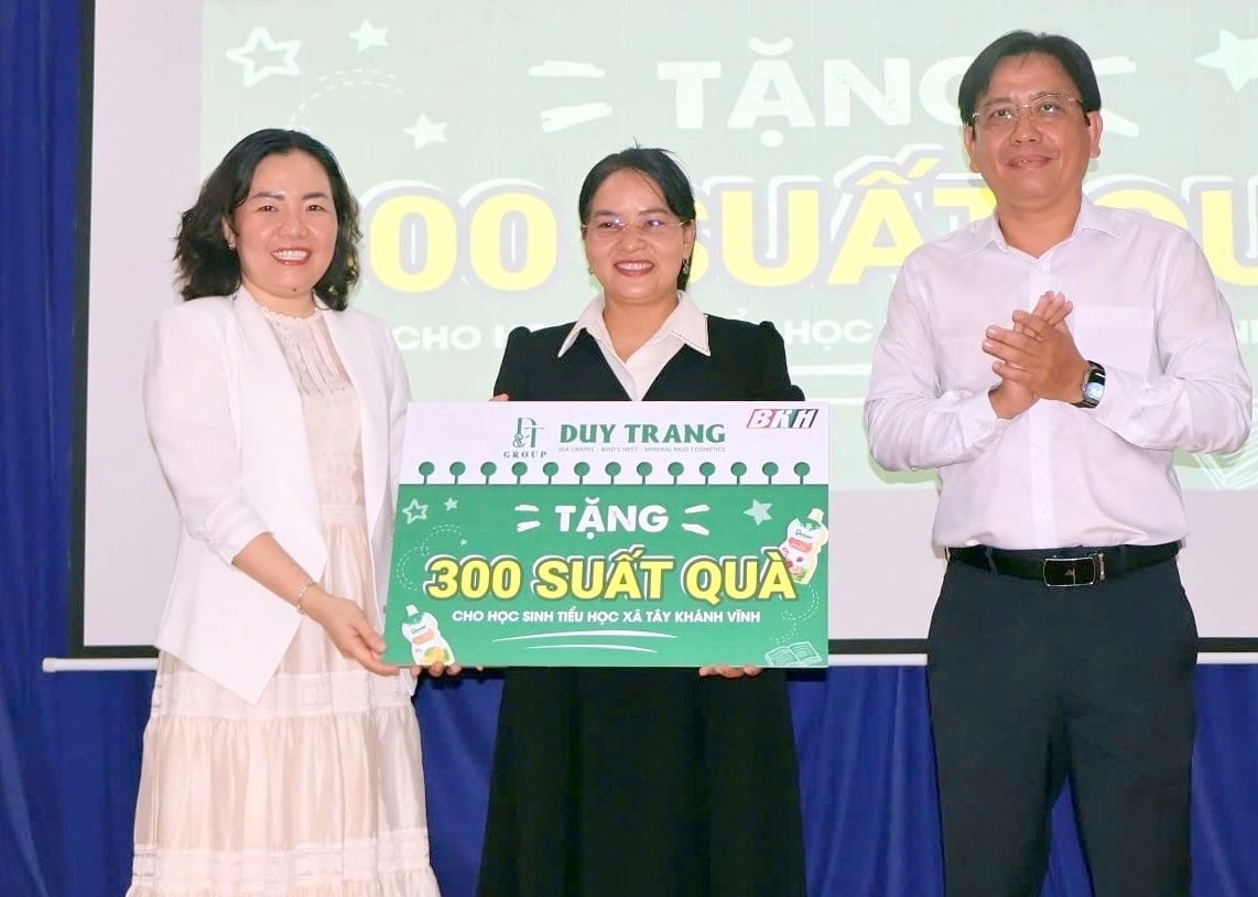 Đại diện xã Tây Khánh Vĩnh nhận 300 suất quà của DT Group. Ảnh: Quang Duy. Đại diện xã Tây Khánh Vĩnh nhận 300 suất quà của DT Group. Ảnh: Quang Duy.
