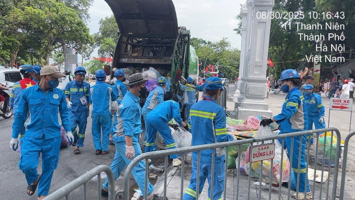 Sau buổi lễ, rất đông công nhân tập trung giải quyết khối lượng rác. Ảnh: Quang Trung. Sau buổi lễ, rất đông công nhân tập trung giải quyết khối lượng rác. Ảnh: Quang Trung.