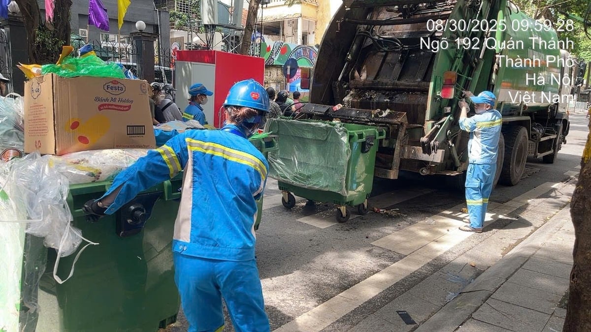 Xe thu gom rác trên đường Quán Thánh. Ảnh: Quang Trung. Xe thu gom rác trên đường Quán Thánh. Ảnh: Quang Trung.