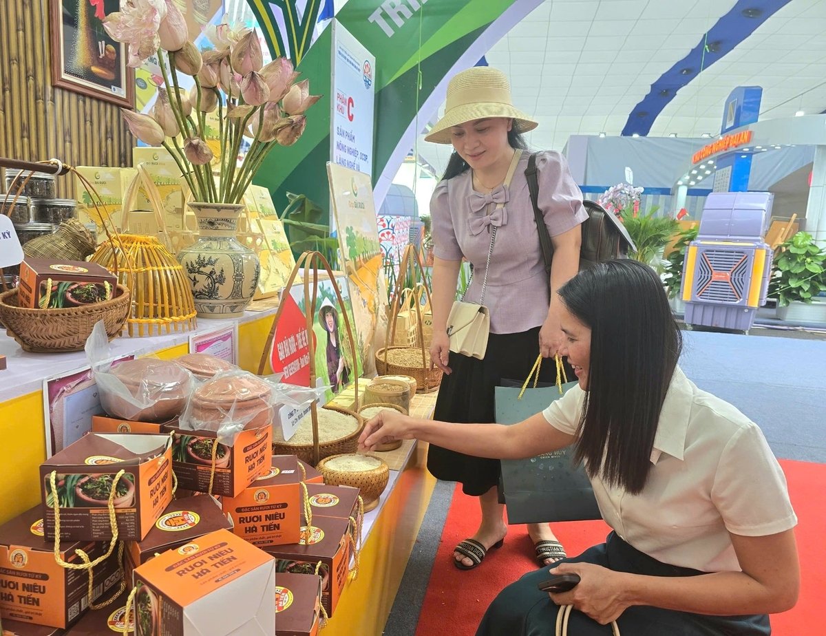 Các sản phẩm OCOP thu hút đông đào người tiêu dùng và giới truyền thông. Ảnh: Đinh Mười.