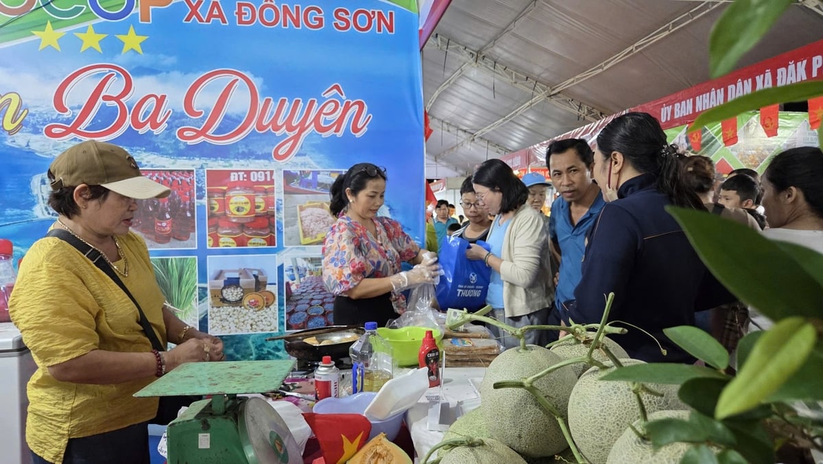 Hội chợ thu hút đông đảo người dân đến tham quan, mua sắm. Ảnh: Võ Hà. Hội chợ thu hút đông đảo người dân đến tham quan, mua sắm. Ảnh: Võ Hà.