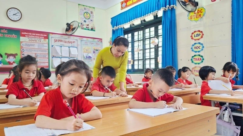 Dạy tiếng Việt cho trẻ em người dân tộc thiểu số trước khi vào lớp 1 tại Trường tiểu học Sông Cầu (phường Bắc Kạn). Ảnh: Báo Nhân Dân. Dạy tiếng Việt cho trẻ em người dân tộc thiểu số trước khi vào lớp 1 tại Trường tiểu học Sông Cầu (phường Bắc Kạn). Ảnh: Báo Nhân Dân.